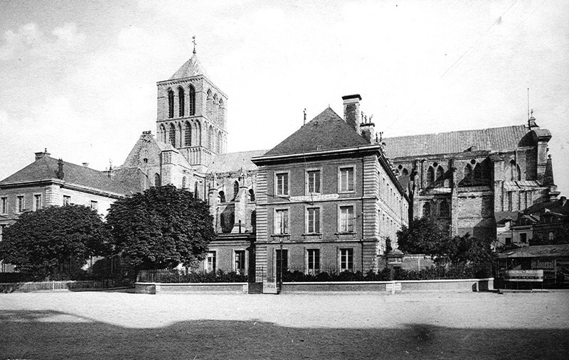L'htel de ville et l'abbatiale dans les annes 50