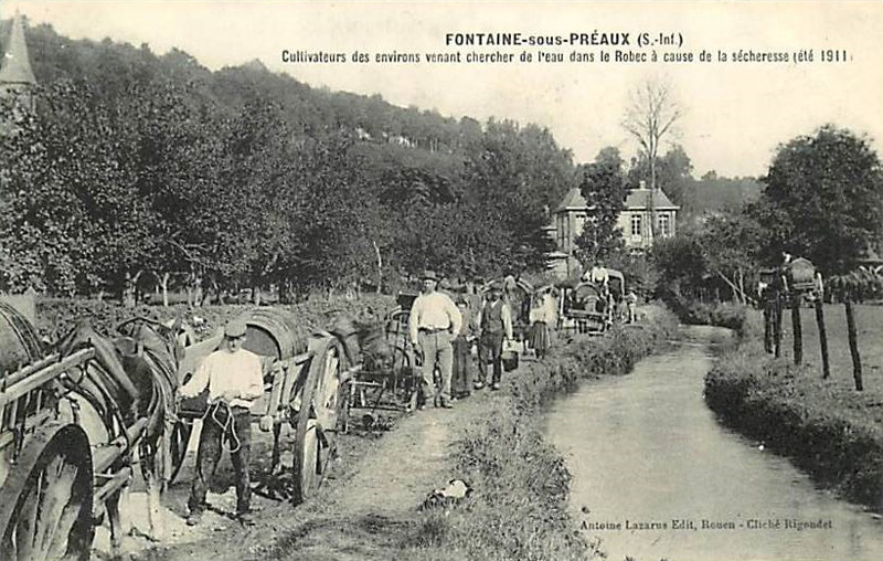 Cultivateurs venant chercher de l'eau <br>dans le Robec pendant la s�cheresse<br> (�t� 1911)