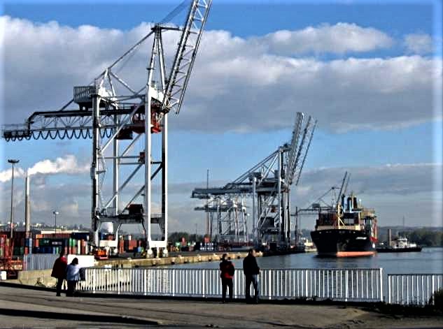 Port du Havre, terminal &agrave; conteneurs, pr&egrave;s de l