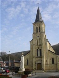 L\'église Saint-Nicolas et le monument aux morts - Malaunay