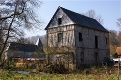 Le vieux moulin et l\'église Notre-Dame - Manéhouville