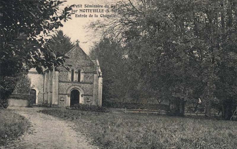Le Petit S�minaire du Gal - L'Entr�e de la Chapelle