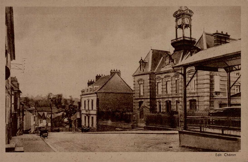 Place du Marquis et la Caisse d'Épargne