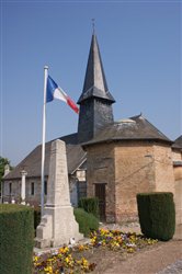 L\'Église Saint-Martin et le Monument aux Morts - Quevillon