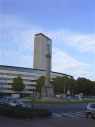 La Place Carnot, la Tour des Archives et le Monument  la Victoire - Rouen