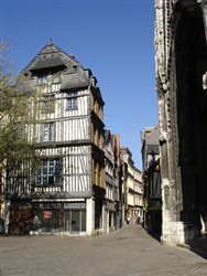La rue Damiette, vue de la place Barthlemy - Rouen
