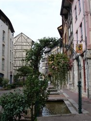 La rue Eau de Robec en direction<br> de la rue des Boucheries Saint-Ouen - Rouen