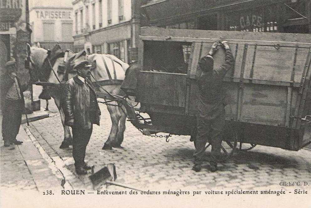 Enl�vement des ordures m�nag�res par voiture sp�cialement am�nag�e