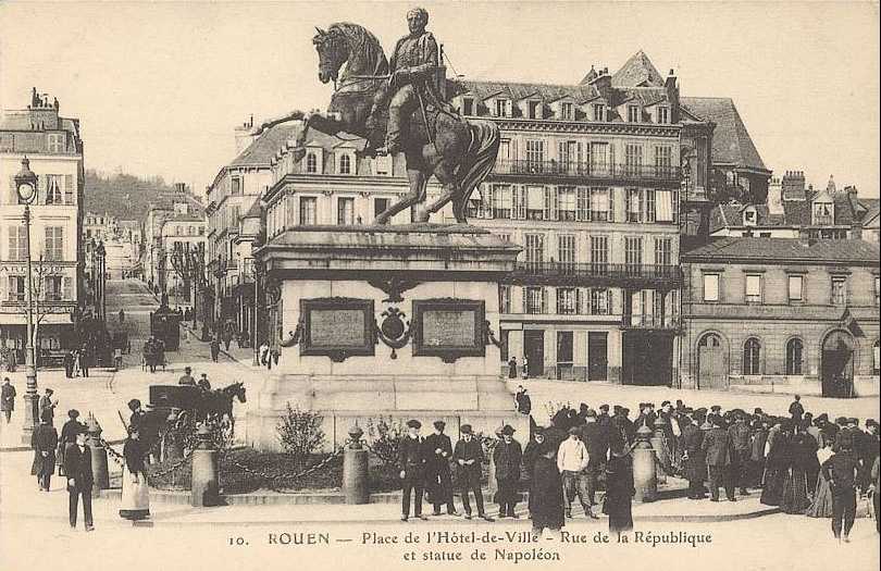 Place de l'H�tel de Ville - Rue de la R�publique - Statue de Napol�on