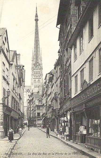 La rue du Bac et la Fl�che de la Cath�drale