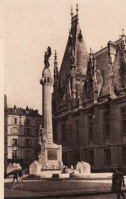 Le Palais de Justice et le Monument aux Morts