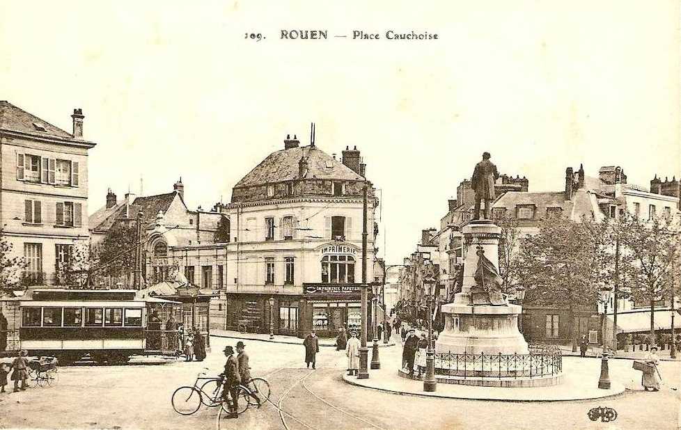 Place cauchoise et la statue de Pouyer Quertier