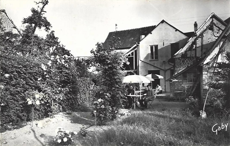 tourville-cafe-jardin