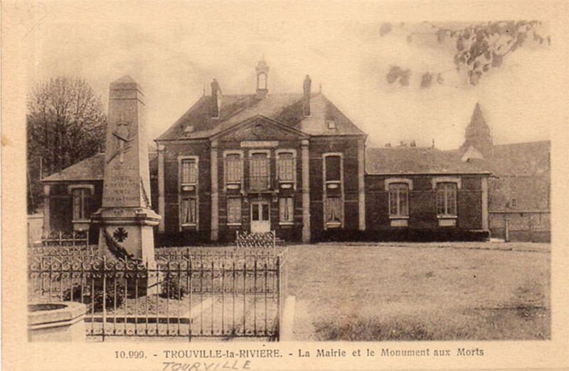 La Mairie et le Monument aux Morts.