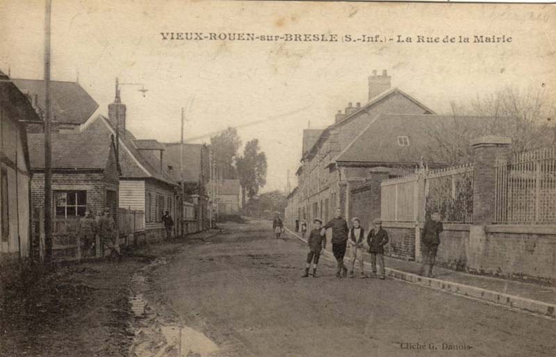vieux-rouen-sur-bresle-rue-mairie