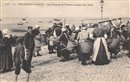 Grandcamp-les-Bains - Pcheuses de Crevettes vendant leur Pche - Calvados - Normandie