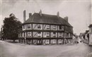 Verneuil-sur-Avre : - Place Thiers - Vieille Maison Normande et Rue Gambetta - Eure (27) - Normandie