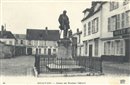 Beauvais - La Statue du Docteur Grard