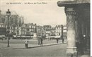 Beauvais - La Place Jeanne-Hachette - La Maison des Trois-Piliers