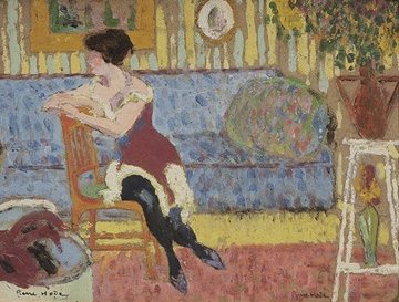 Femme assise dans un intérieur